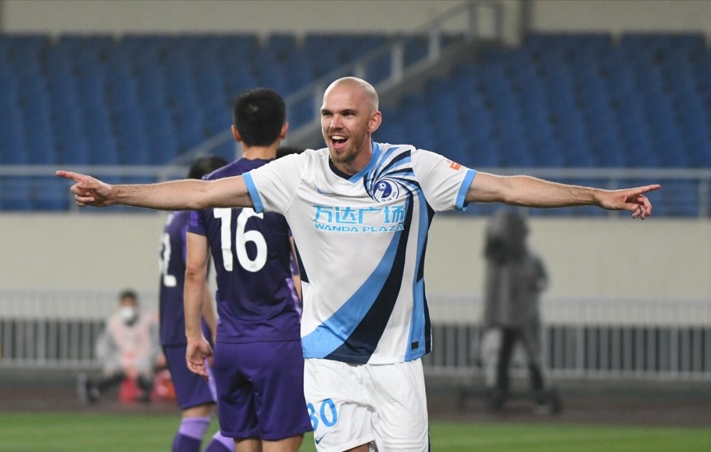  欧文神仙球准绝杀，独行侠一分险胜爵士保留季后赛希望