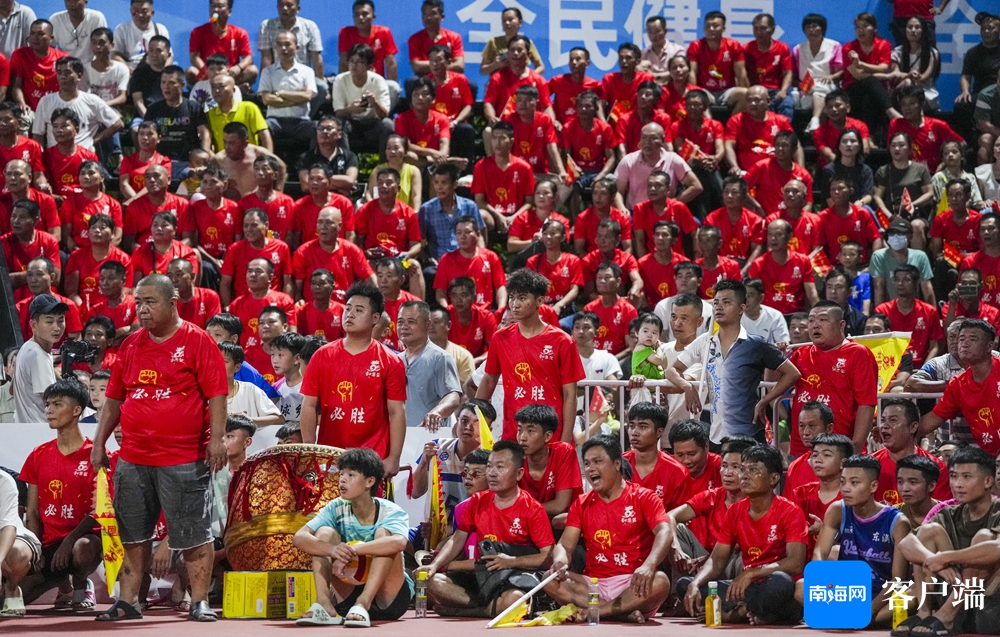  昂热主场氛围热烈非凡，球迷助威激发球队斗志昂扬