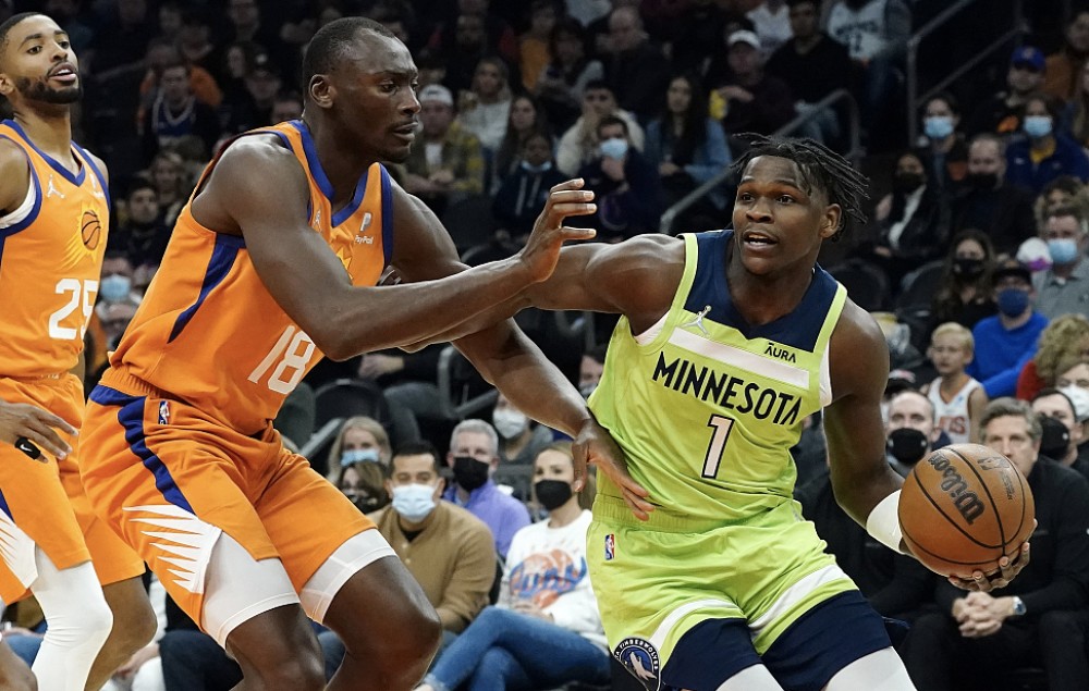  爱德华兹隔扣字母哥引爆全场，森林狼加时力克雄鹿